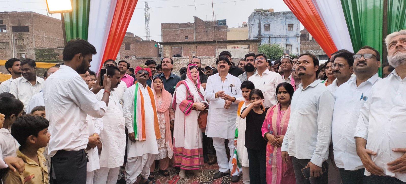 पूर्व मंत्री और चेयरपर्सन ने संयुक्त रूप से किया ध्वजारोहण