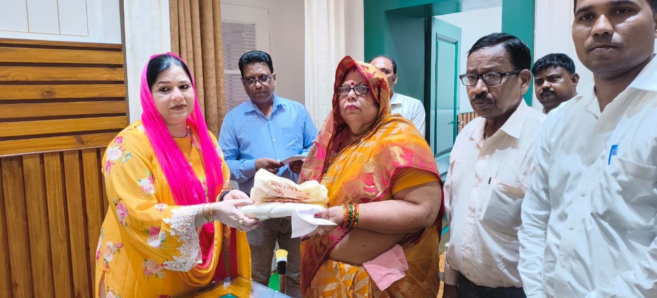चेयरपर्सन फात्मा रज़ा ने सेवानिवृत्त सफाई कर्मचारी को दी विदाई