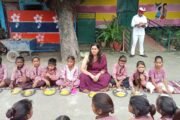 सीडीओ ने किया निरीक्षण, बच्चों संग किया भोजन