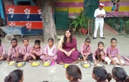 सीडीओ ने किया निरीक्षण, बच्चों संग किया भोजन