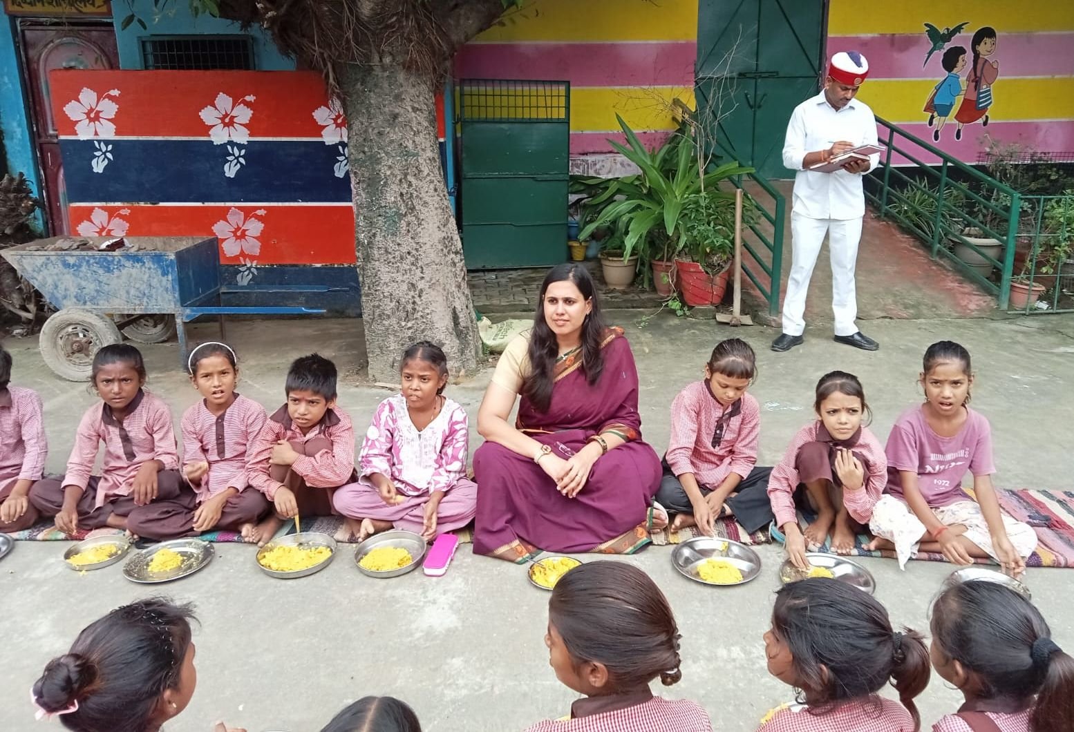 सीडीओ ने किया निरीक्षण, बच्चों संग किया भोजन