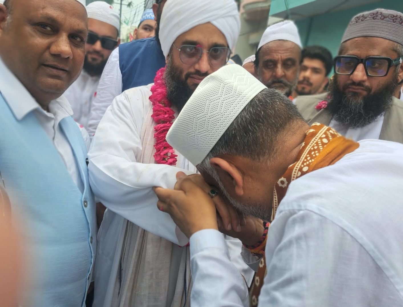 डॉ. शकील के कैंप में अकीदतमंदों का स्वागत