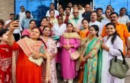 शिक्षिकाओं ने राखी बांधकर मांगी नौकरी की सुरक्षा