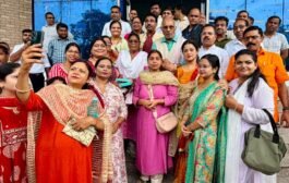 शिक्षिकाओं ने राखी बांधकर मांगी नौकरी की सुरक्षा
