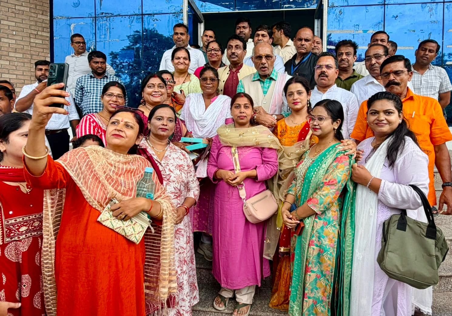 शिक्षिकाओं ने राखी बांधकर मांगी नौकरी की सुरक्षा