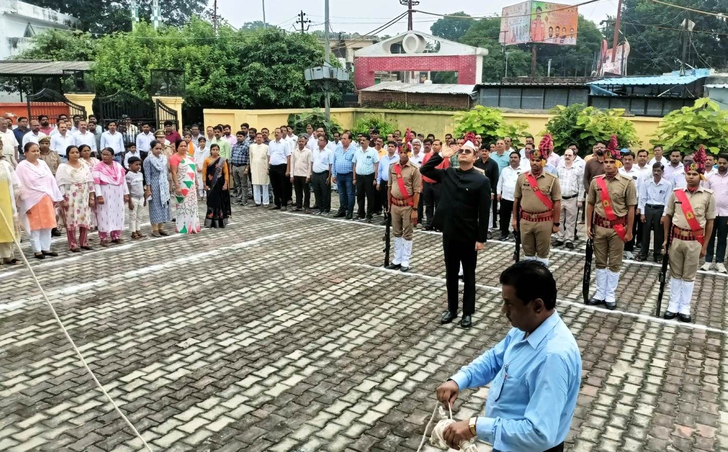 डीएम ने कलेक्ट्रेट में किया ध्वजारोहण