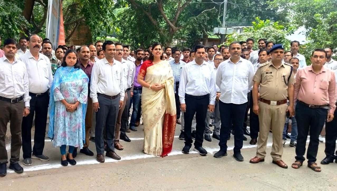 विकास भवन में सीडीओ ने किया ध्वजारोहण