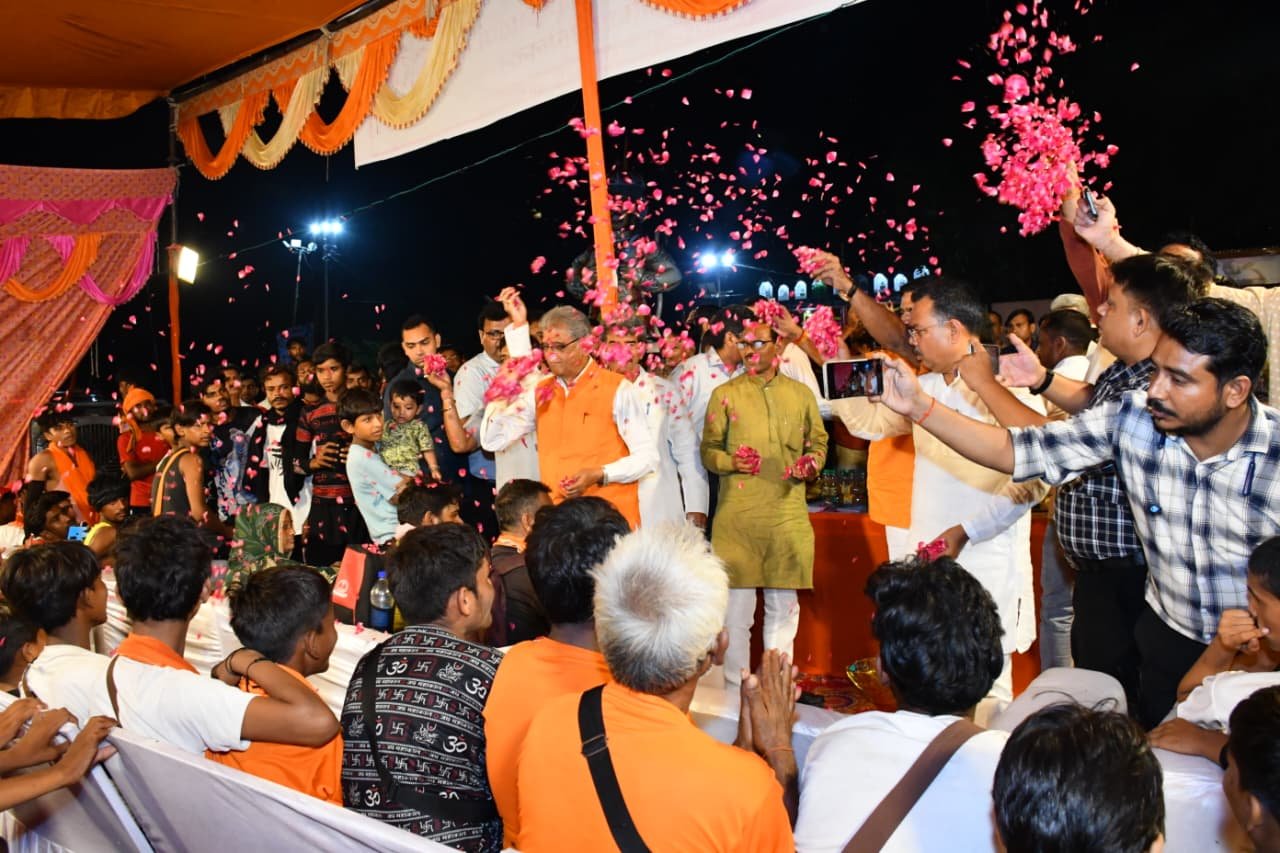 कांवड़ियों पर की जाए अधिक से अधिक पुष्पवर्षा