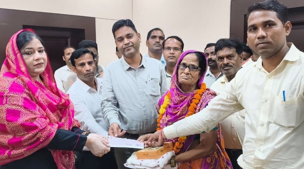 चेयरपर्सन ने सेवानिवृत्त कर्मचारी को सम्मान के साथ दी विदाई
