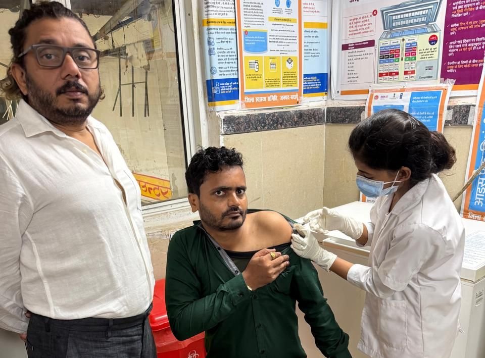 स्वाइन फ्लू से बचाव को मेडिकल कॉलेज में स्वास्थ्यकर्मियों का टीकाकरण