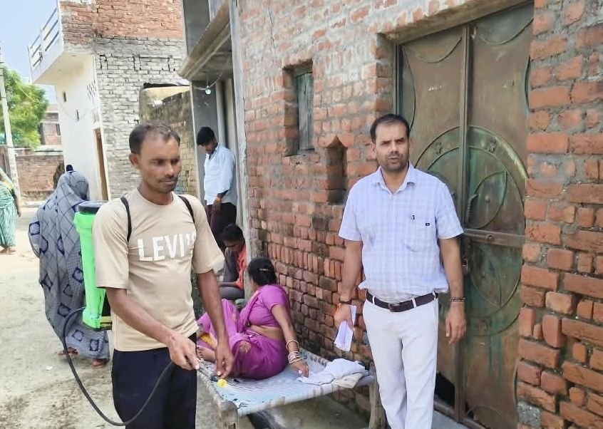 डीएमओ ने किया भ्रमण, फॉगिंग व हेल्थ कैंप का लिया जायजा