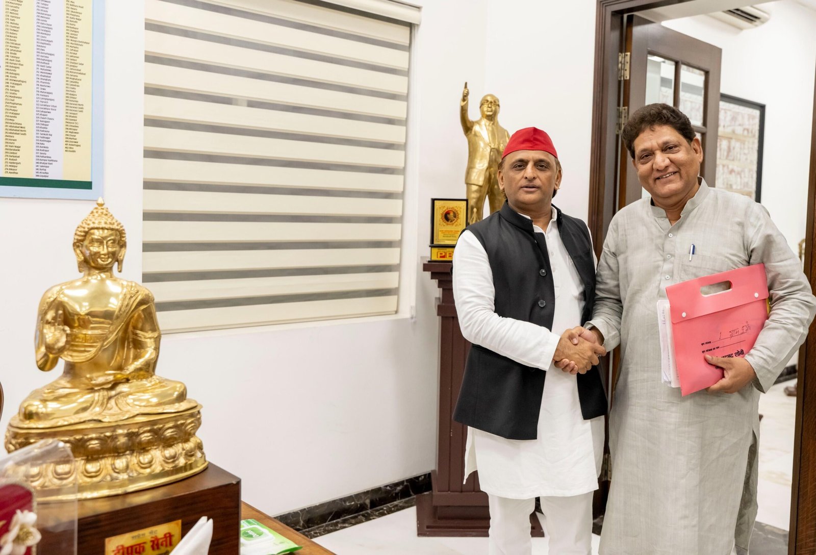 अखिलेश यादव से फखरे अहमद शोबी की मुलाकात चर्चा में
