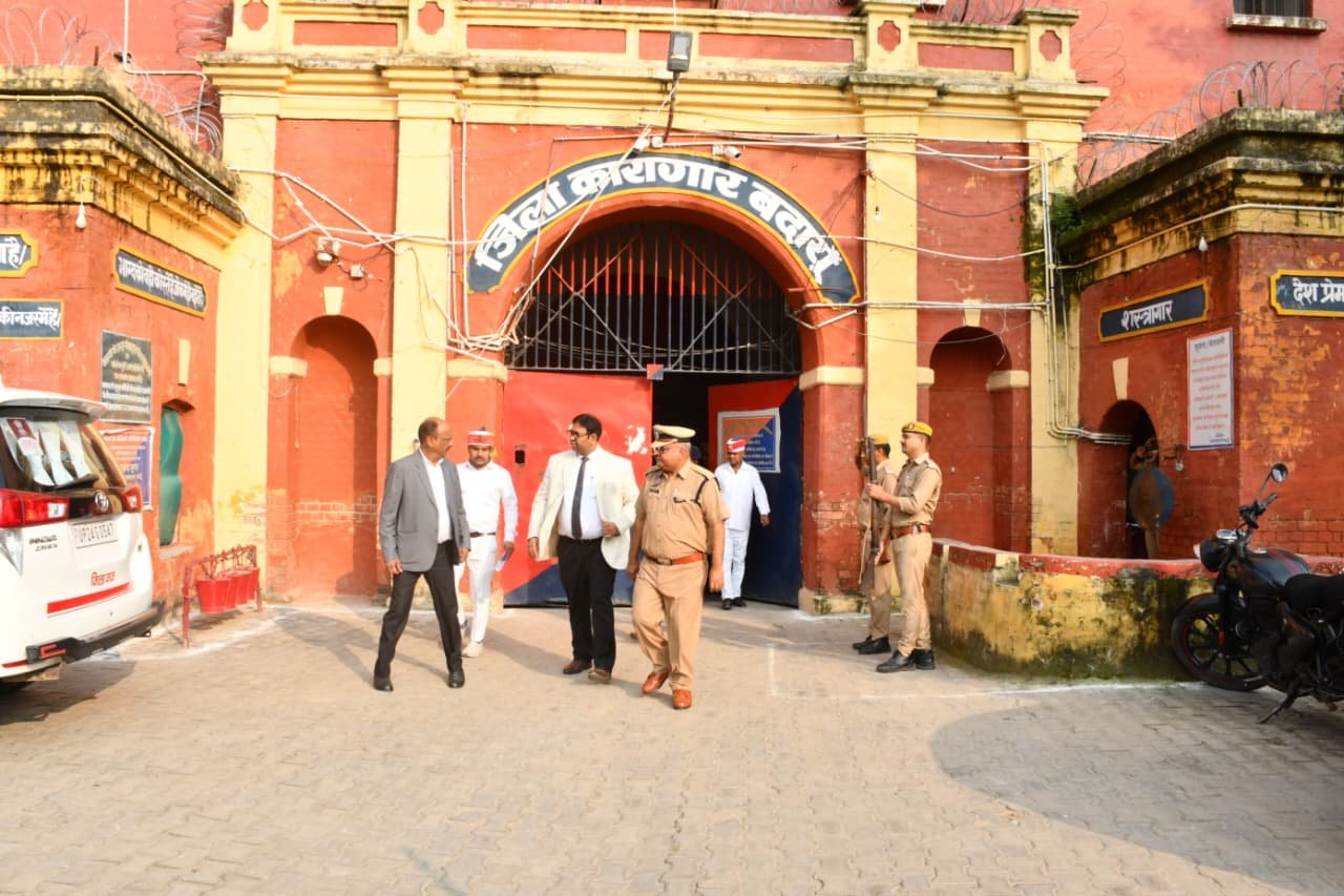 डीजे संग अधिकारियों ने किया जिला कारागार का निरीक्षण