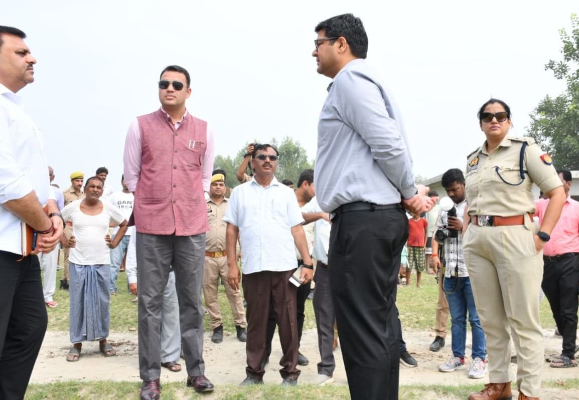 मंडलायुक्त ने बाढ़ प्रभावित क्षेत्र में स्थिति का लिया जायज़ा