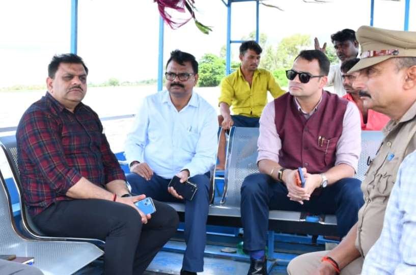 जिलाधिकारी ने बाढ़ प्रभावित क्षेत्र जटा का किया स्थलीय निरीक्षण