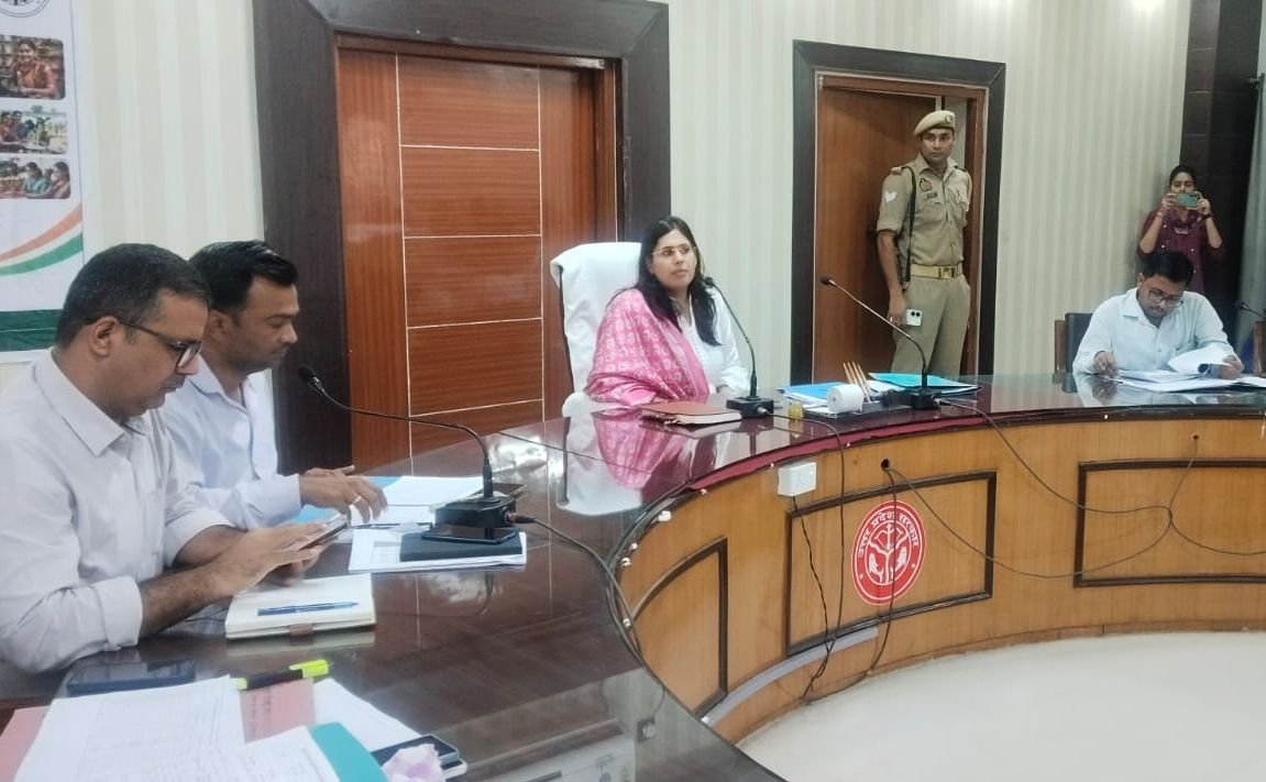 सीडीओ ने अधिकारियों को दिए कार्य में सुधार लाने के निर्देश