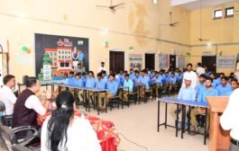 डीएम ने छात्रों से संवाद कर जिज्ञासाओं का किया समाधान
