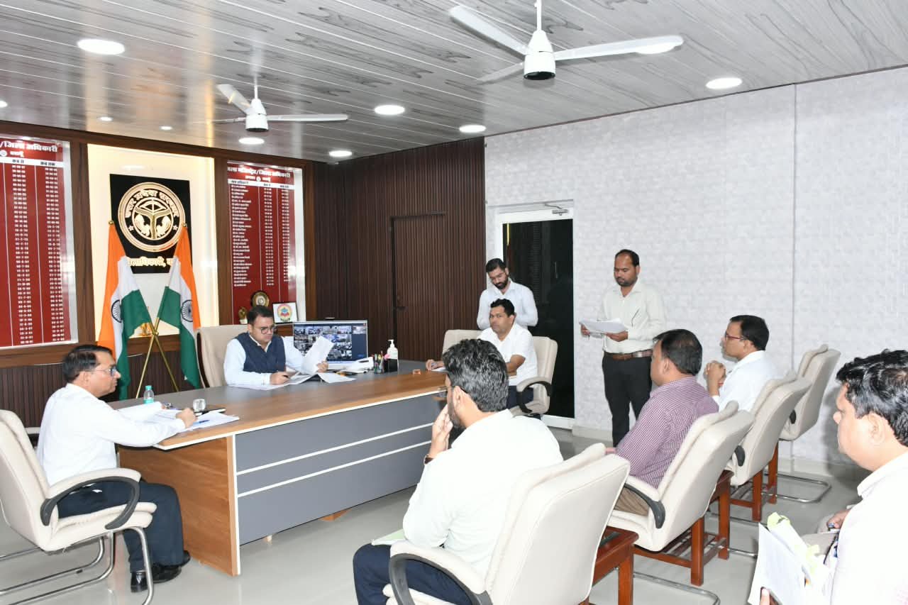 आईजीआरएस में लापरवाही पर डीएम सख्त
