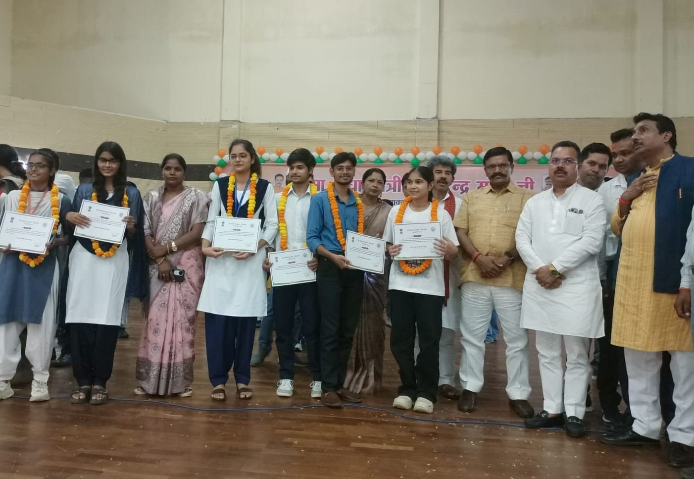 विजयी विद्यार्थियों को किया सम्मानित, आंगनबाड़ी कार्यकत्रियों को मिली साड़ी