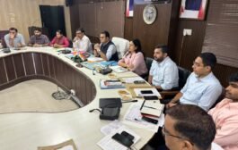 डीएम ने अधिकारियों के साथ समीक्षा बैठक