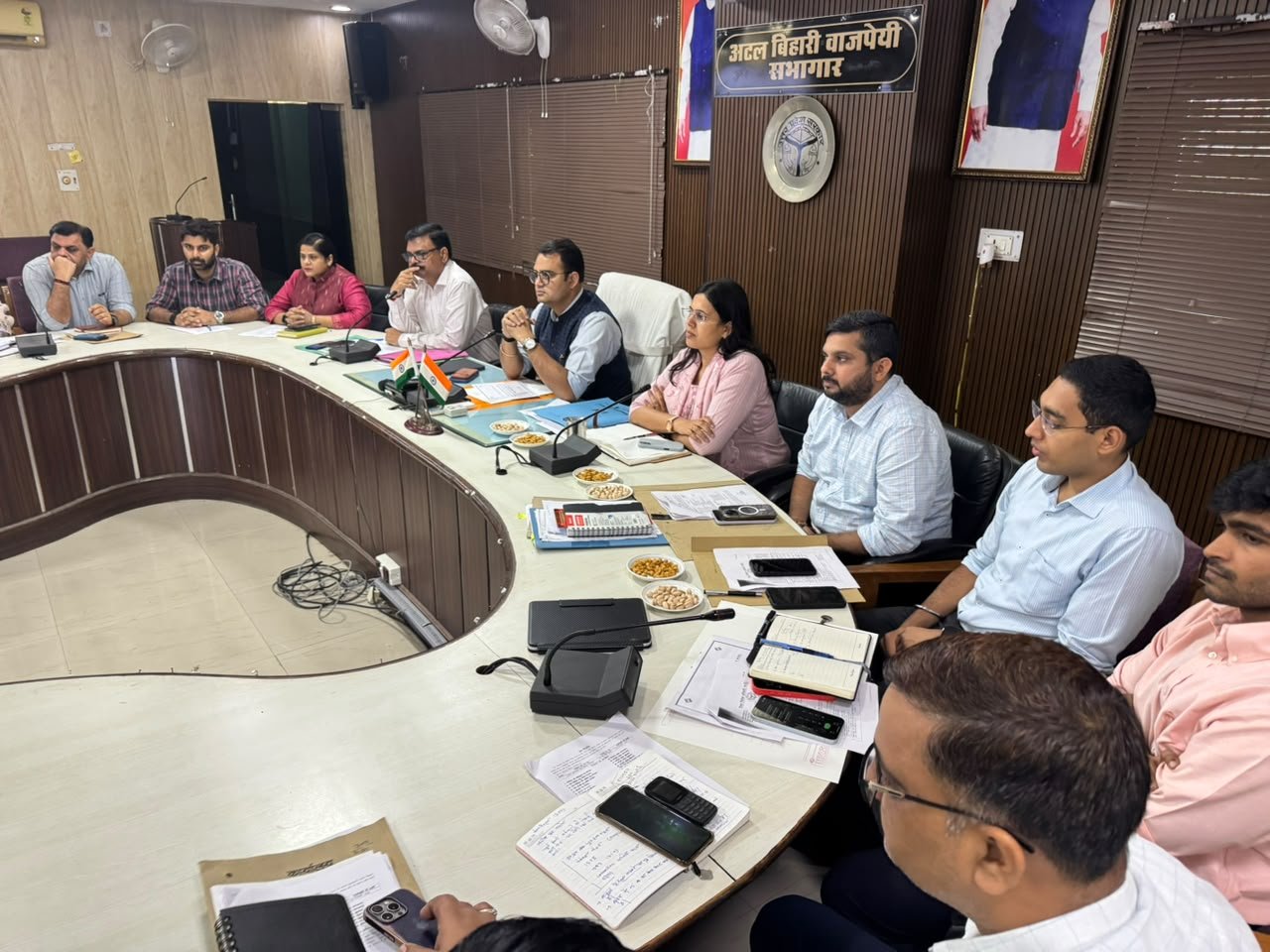 डीएम ने अधिकारियों के साथ समीक्षा बैठक