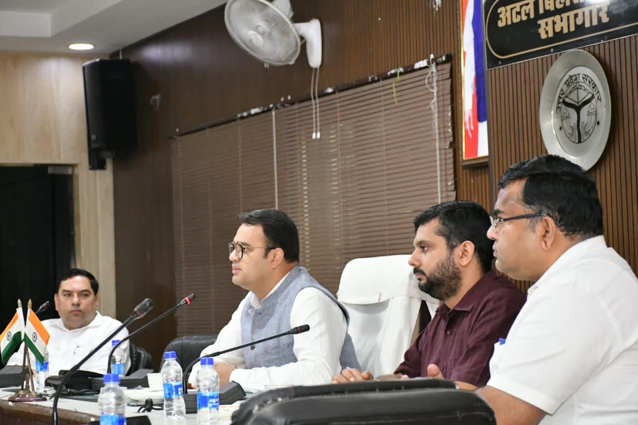 हर्षाेल्लास से मनाई गई गांधी जी व शास्त्री जी की जयंती, डीएम ने फहराया राष्ट्रीय ध्वज